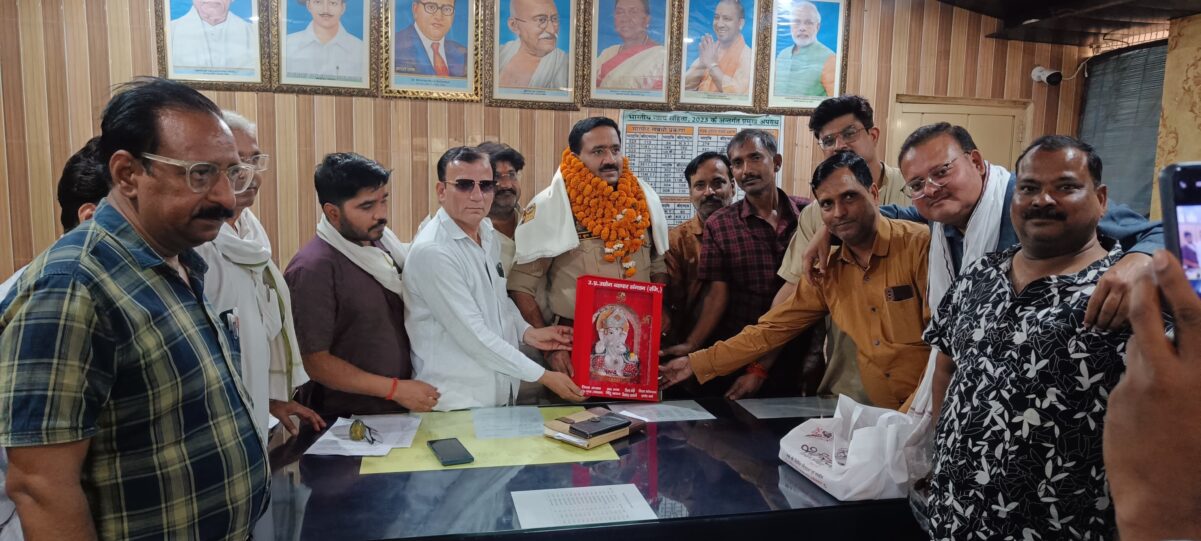 KAIMGANJ NEWS नवागंतुक कोतवाली प्रभारी का भव्य स्वागत, व्यापारियों ने किया जोरदार सम्मान IMG 20260423 WA0259