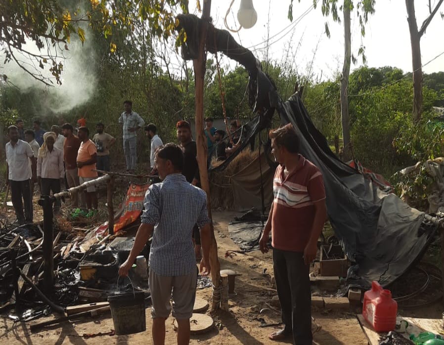 Farrukhabad news अग्नि तांडव: दिव्यांग की खुशियों में लगी आग, बेबस परिवार के सामने अब रोटी का संकट IMG 20260423 WA0448