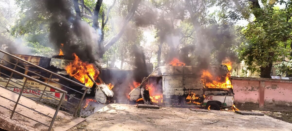 Farrukhabad news कंपिल सीएचसी में 'फायर तांडव': धूं-धूं कर जलीं दो एम्बुलेंस, जान बचाकर भागे मरीज IMG 20260423 WA0451