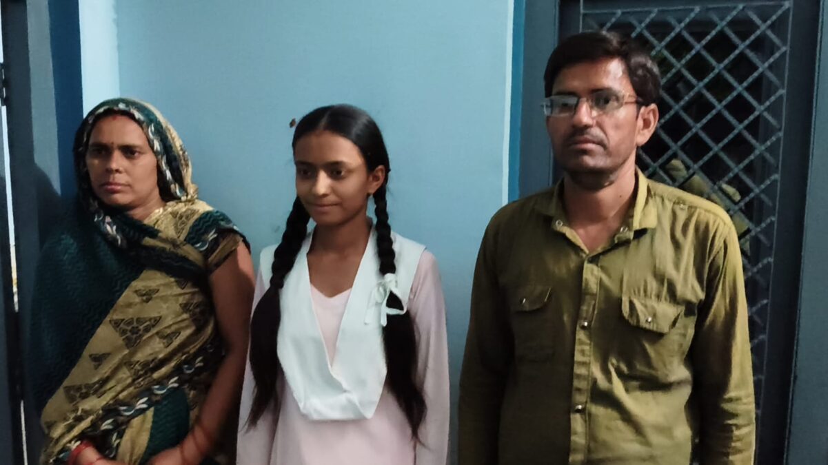 Farrukhabad news फर्रुखाबाद की बेटी ने मारी बाजी: अंशिका यादव ने यूपी बोर्ड में गाड़ा सफलता का झंडा, प्रदेश में मिला चौथा स्थान IMG 20260424 WA0299