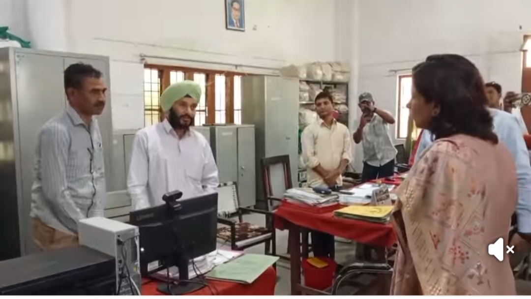 Farrukhabad news औचक निरीक्षण करते डीएम सख्त: दी चेतावनी देर से आने और लापरवाही पर होगी कार्रवाई IMG 20260427 WA0282