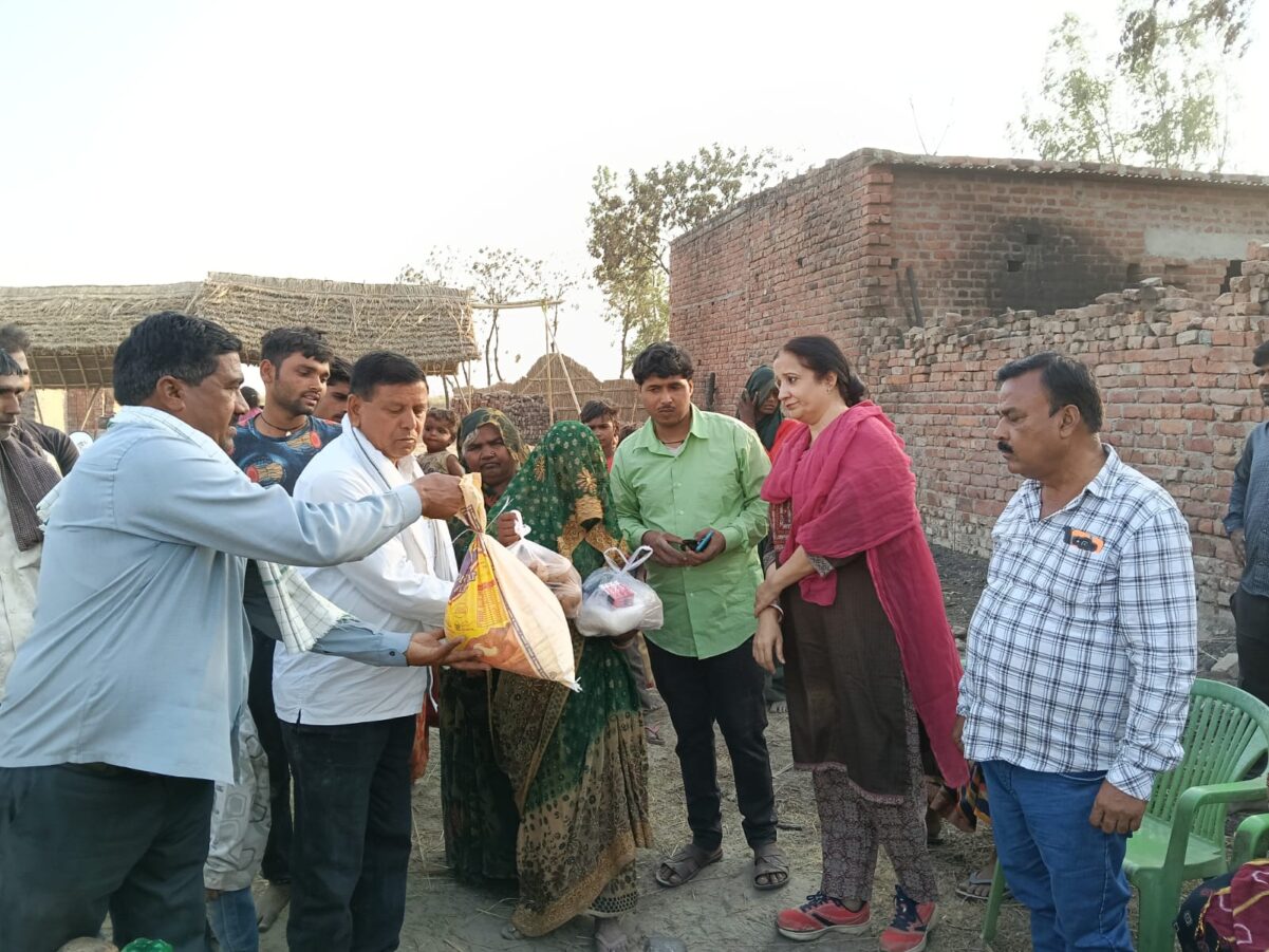 KAIMGANJ NEWS अग्निकांड पीड़ितों के बीच पहुंचे सपा नेता, राहत सामग्री बांटकर बंधाया ढांढस IMG 20260427 WA0288