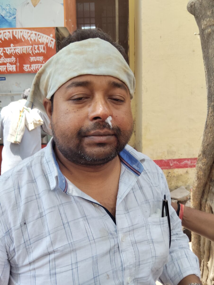 KAIMGANJ NEWS जनगणना ट्रेनिंग में बिगड़ी शिक्षक की तबीयत, नाक से खून बहने पर मचा हड़कंप IMG 20260428 WA0351