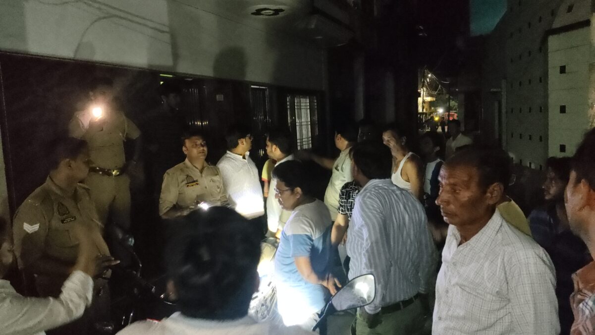 KAIMGANJ NEWS छपट्टी में आधी रात ‘जंग’: पथराव से दहला मोहल्ला, फायरिंग के आरोपों से मचा हड़कंप IMG 20260421 214903