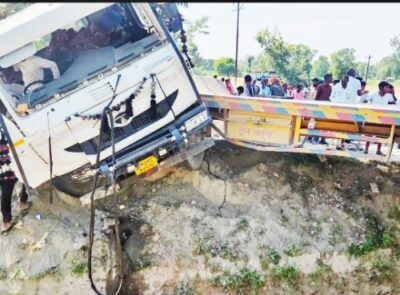 KAIMGANJ NEWS मौत बनकर दौड़ा डंपर: दो मासूम भाइयों को रौंदा, पुलिया पर लटका डंपर Picsart 26 04 01 18 14 15 543