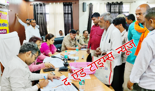 Farrukhabad news कस्बा शमशाबाद में प्लाट व मकान विवाद को लेकर महिला ने लगाई गुहार, दबंग पर अवैध कब्जा व धमकी का आरोप Picsart 26 04 04 15 23 44 812