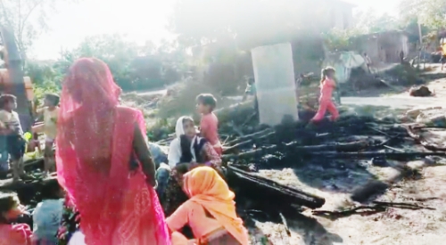 KAIMGANJ NEWS चूल्हे की चिंगारी बनी शोला, छप्पर में लगी भीषण आग—बाइक समेत पूरी गृहस्थी हुई राख Picsart 26 04 11 08 03 15 492