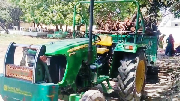 KAIMGANJ NEWS हरी-भरी नीम पर चला ‘मुनाफे का आरा’! वन विभाग का शिकंजा, लकड़ी से भरी ट्रैक्टर-ट्रॉली जब्त Picsart 26 04 16 06 05 07 398