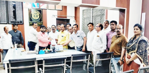 Farrukhabad news भीषण गर्मी में बच्चों की राहत पर जोर, शिक्षकों की समस्याओं पर भी बुलंद हुई आवाज Picsart 26 04 18 19 18 12 307