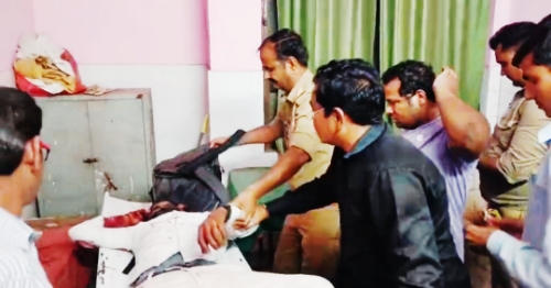 KAIMGANJ NEWS एम्बुलेंस फेल, कम्पिल पुलिस बनी ‘जीवनरक्षक’ — बेहोश युवक को अपनी कार से पहुंचाया अस्पताल” Picsart 26 04 19 23 03 55 454