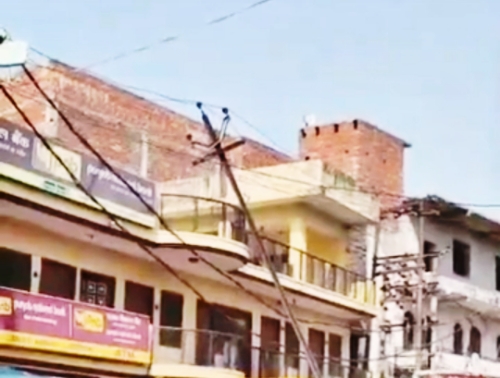 KAIMGANJ NEWS ट्रांसपोर्ट चौराहे पर बड़ा हादसा टला: अज्ञात वाहन की टक्कर से गिरा हाईटेंशन खंभा, बैंक की छत से टकराया Picsart 26 04 23 14 26 13 097