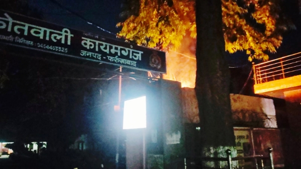 KAIMGANJ NEWS कायमगंज कोतवाली में मची भगदड़: बिजली के तारों ने उगली आग, राख होने से बचा महिला परामर्श केंद्र Picsart 26 04 25 05 33 59 830