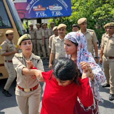 Uttar Pradesh news 1076 हाय-हाय कम वेतन से त्रस्त कर्मचारियों का लखनऊ में मार्च, पुलिस से टकराव के बाद CM से मिलने की मांग file 000000000b7071faaf69024ecc6fb2c8