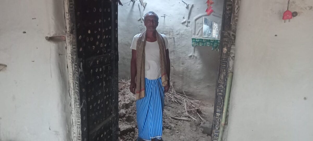 Farrukhabad news आंधी-बारिश का कहर: पलभर में ढहा गरीब का आशियाना, मलबे में दबा सामान, खुले आसमान तले पहुंचा परिवार IMG 20260507 WA0406
