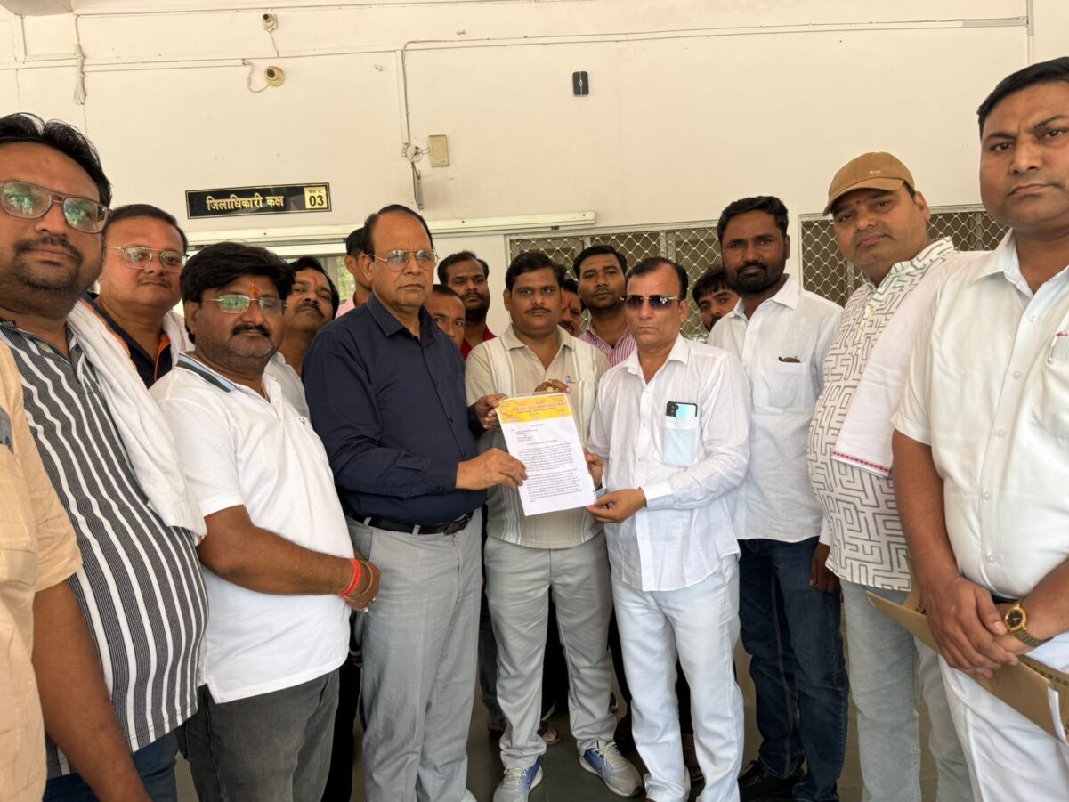 Farrukhabad news नारी शक्ति के समर्थन में गरजे व्यापारी, 33% महिला आरक्षण लागू करने की उठी बुलंद आवाज IMG 20260515 WA01671