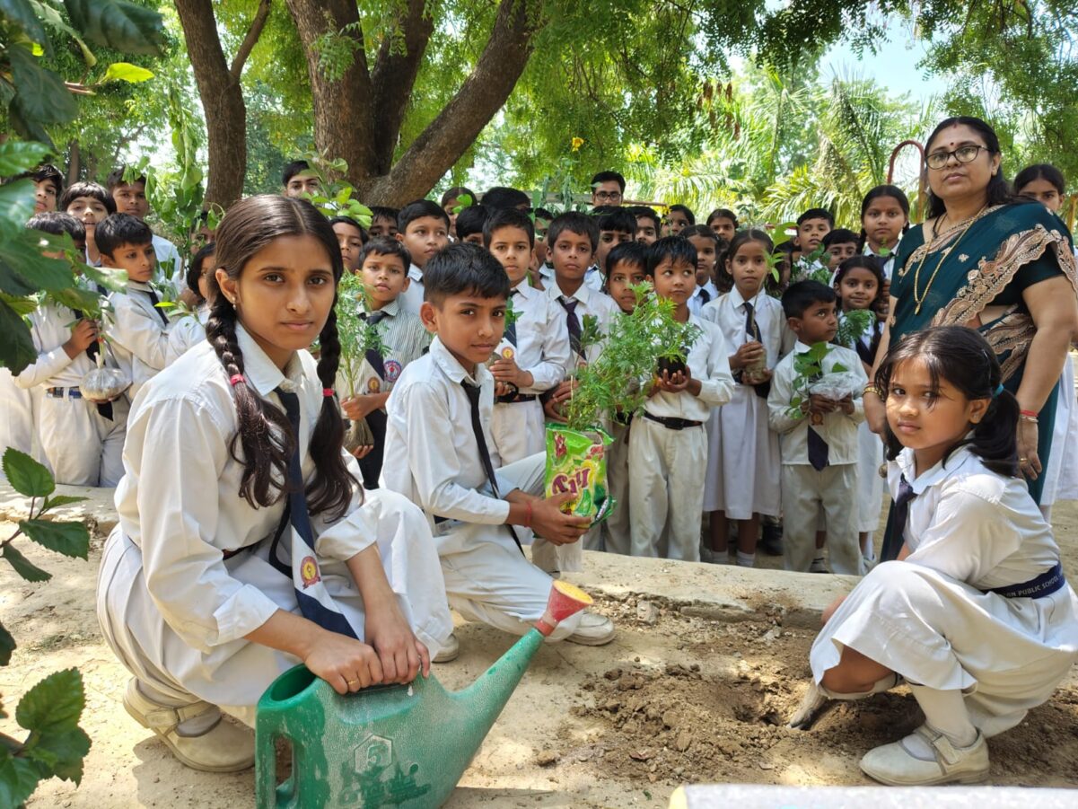 KAIMGANJ NEWS धरती बचाने का संकल्प: किरन पब्लिक स्कूल में बच्चों ने पौधरोपण कर दिया पर्यावरण संरक्षण का संदेश IMG 20260516 WA0173