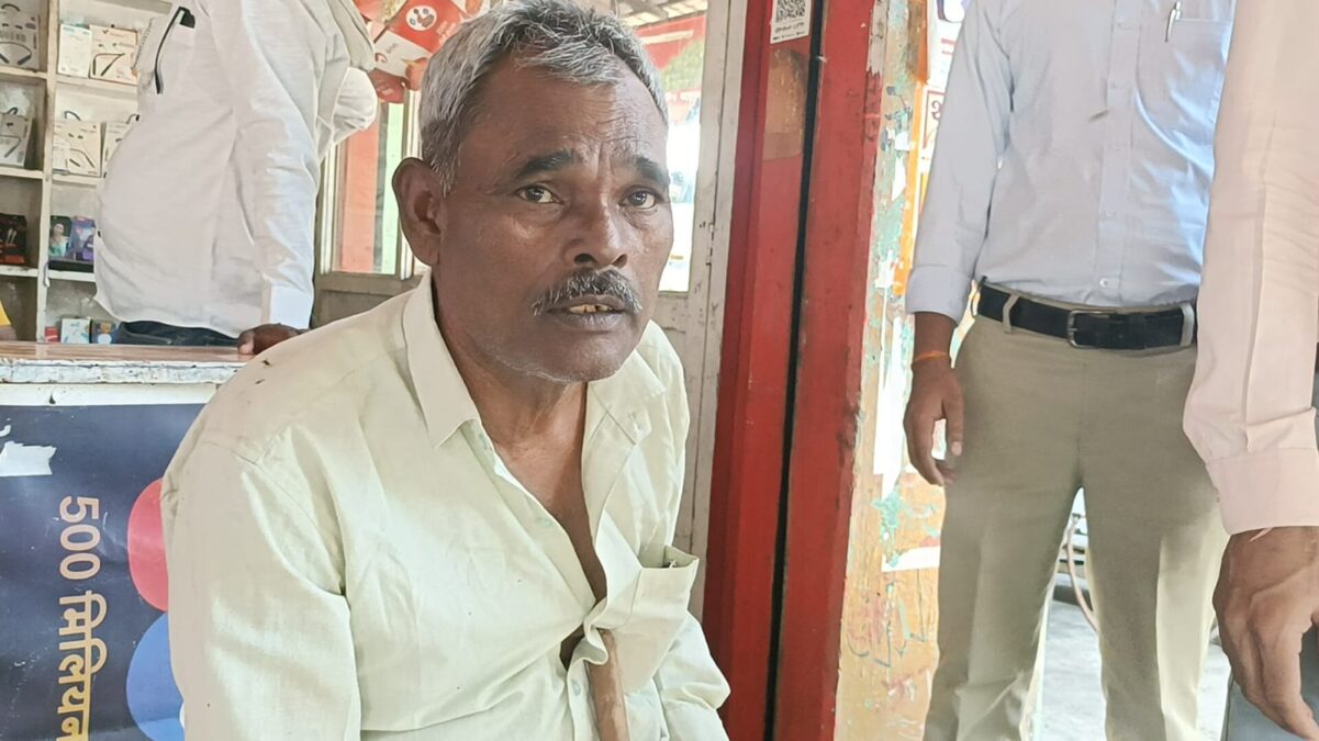 KAIMGANJ NEWS ऑटो में बैठा ‘सफर का साथी’ निकला जेबकतरा, 40 हजार पार कर बुजुर्ग को धक्का देकर फरार IMG 20260516 WA0294