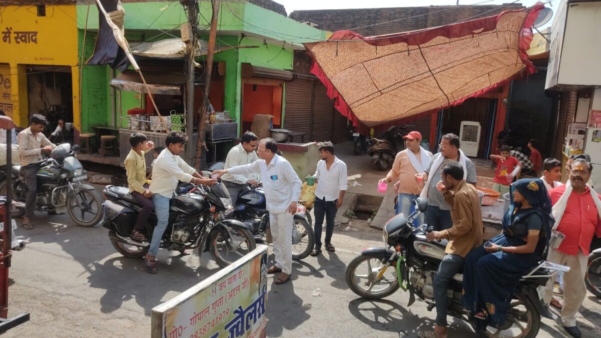 KAIMGANJ NEWS भीषण गर्मी में व्यापार संगठन बना राहत का सहारा IMG 20260526 WA0313