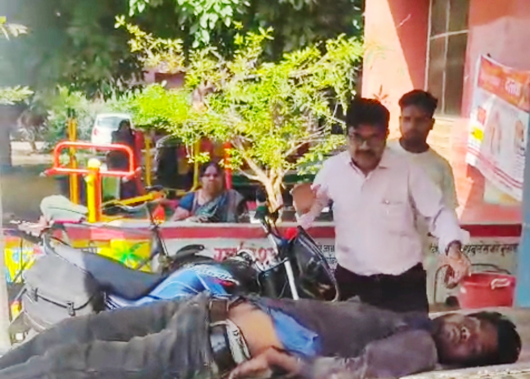 Farrukhabad news शटडाउन के बावजूद चालू हुई लाइन, करंट से झुलसकर संविदा लाइनमैन की मौत Picsart 26 05 04 18 32 01 715