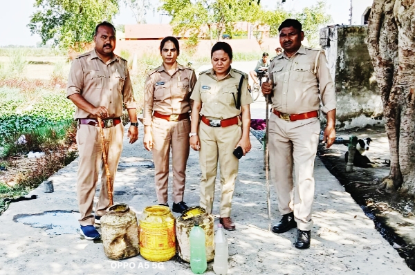 Farrukhabad news फर्रुखाबाद में आबकारी विभाग का 'सर्जिकल स्ट्राइक': कुइयां डेरा में मचा हड़कंप, कच्ची शराब और लहन बरामद Picsart 26 05 06 20 31 39 242