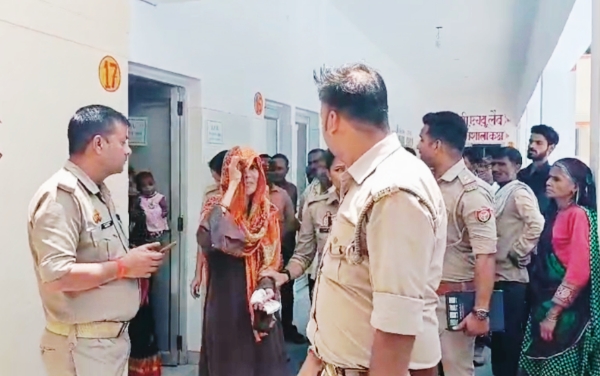 KAIMGANJ NEWS सीएचसी में मासूम की पायल पर महिला चोर का हाथ साफ, भीड़ ने दबोचा — दो रुपये का लालच देकर उड़ाई चांदी की पायल Picsart 26 05 08 15 47 20 493