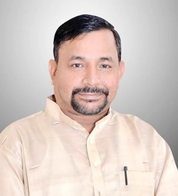 Farrukhabad news कालिंदी एक्सप्रेस के रूट बदलाव पर किसानों का फूटा गुस्सा, सांसद को सौंपा ज्ञापन Picsart 26 05 08 16 44 01 690