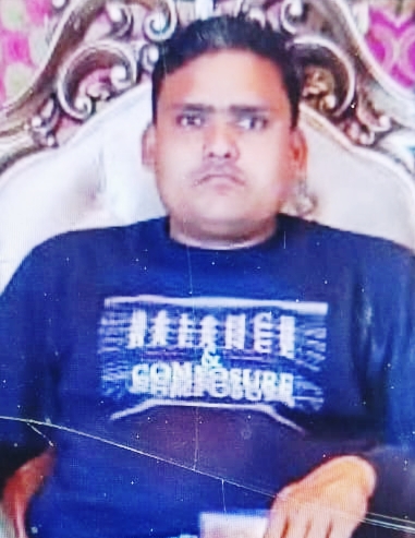 Farrukhabad news चौपाल पर सोते भाइयों पर चढ़ा बेकाबू लोडर, संविदा चालक की मौत Picsart 26 05 09 18 20 45 126