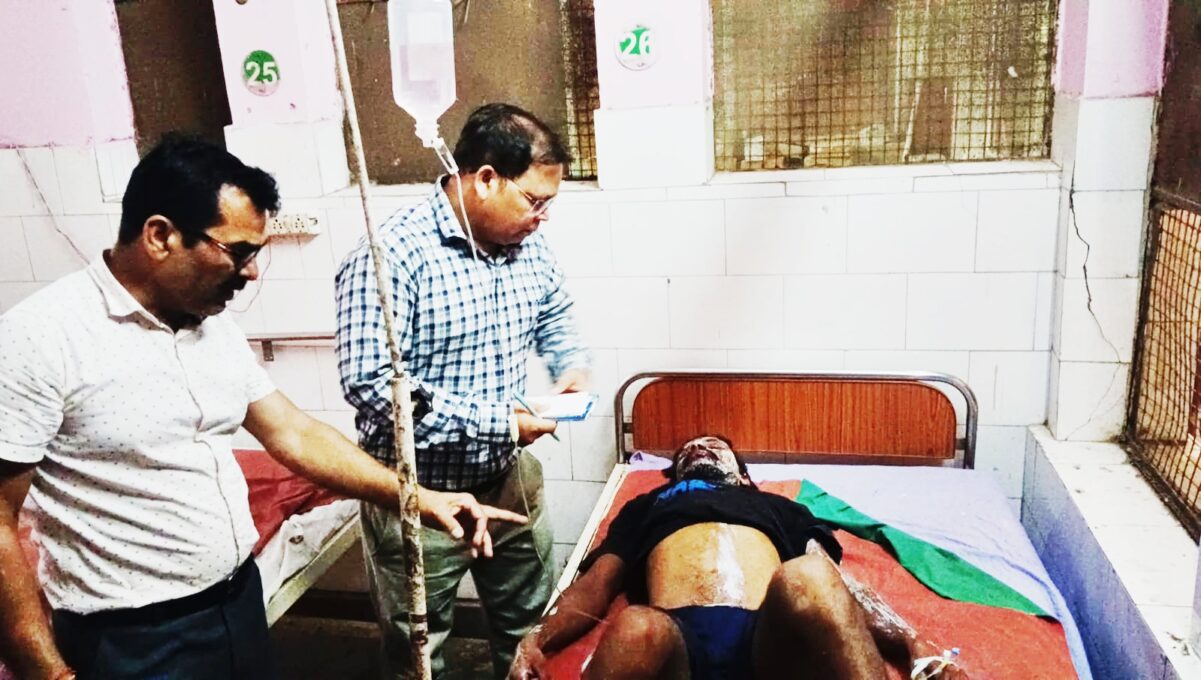 KAIMGANJ NEWS मकान निर्माण कार्य के समय,33 केवी हाईटेंशन लाइन की चपेट में आकर मजदूर गंभीर रूप से झुलसा Picsart 26 05 30 17 17 51 116