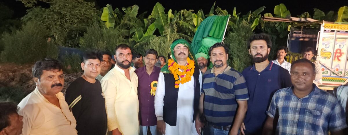 KAIMGANJ NEWS मेहराब शाह वलीह के उर्स में गूंजीं सूफियाना सदाएं, कव्वाली के जवाबी मुकाबले ने बांधा समां; सपा नेता अन्ने खान को पगड़ी बांधकर किया सम्मानित IMG 20260612 WA0278