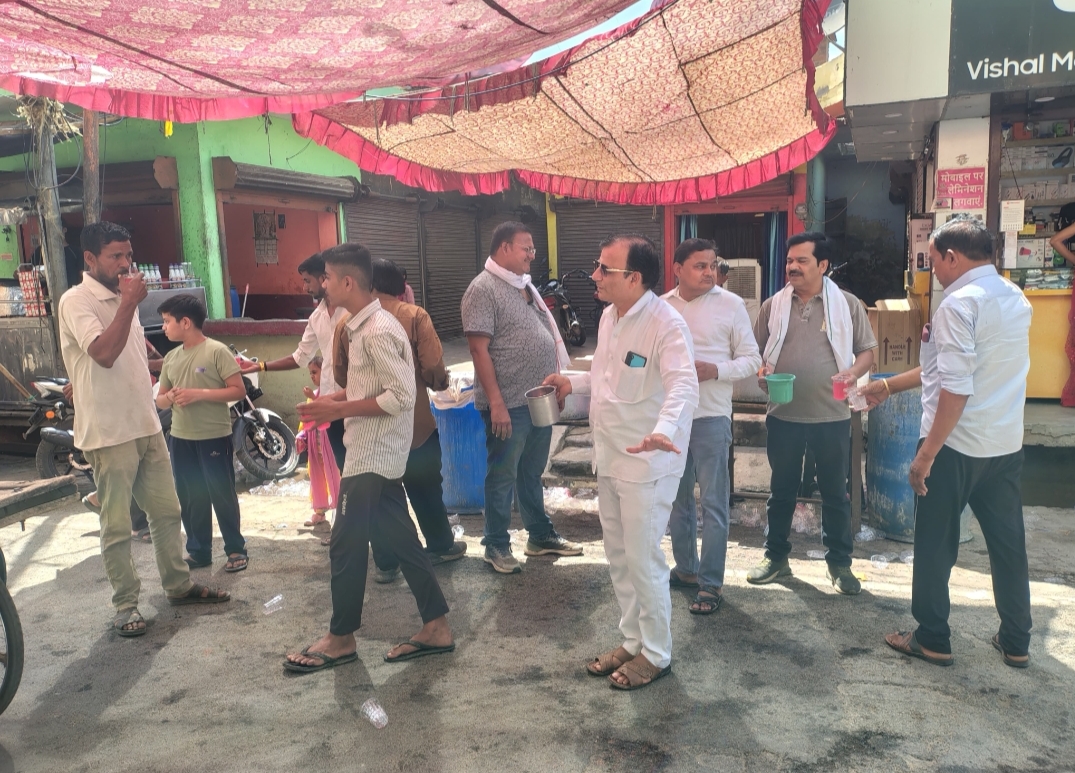 KAIMGANJ NEWS गंगा दशहरा पर व्यापारियों ने दिखाई सेवा भावना, शर्बत वितरण कर राहगीरों और श्रद्धालुओं को दी गर्मी से राहत IMG 20260624 WA0273