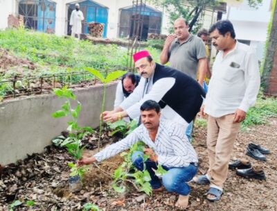 KAIMGANJ NEWS अखिलेश यादव के 53वें जन्मदिन पर सपा में जश्न का माहौल, 10 किलो का केक कटा, 53 पौधे लगाकर दिया हरियाली का संदेश Picsart 26 07 01 17 40 13 485