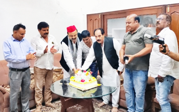 KAIMGANJ NEWS अखिलेश यादव के 53वें जन्मदिन पर सपा में जश्न का माहौल, 10 किलो का केक कटा, 53 पौधे लगाकर दिया हरियाली का संदेश Picsart 26 07 01 17 41 28 560