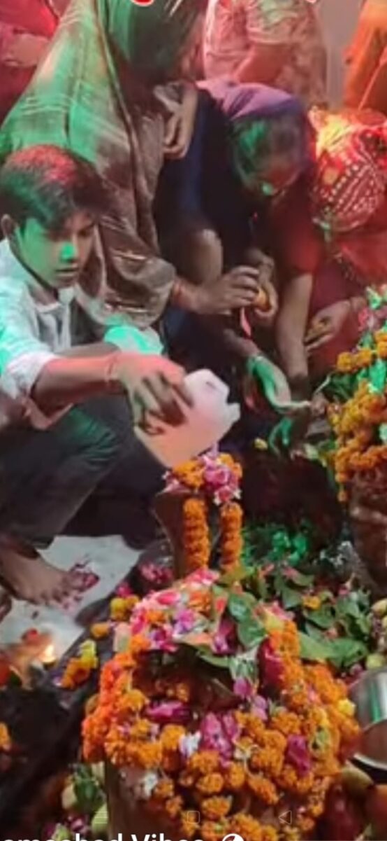 Farrukhabad news हर-हर महादेव" के जयघोष से गूंजा शमशाबाद, चौमुखे महादेव मंदिर में उमड़ा आस्था का सैलाब IMG 20260803 WA0182