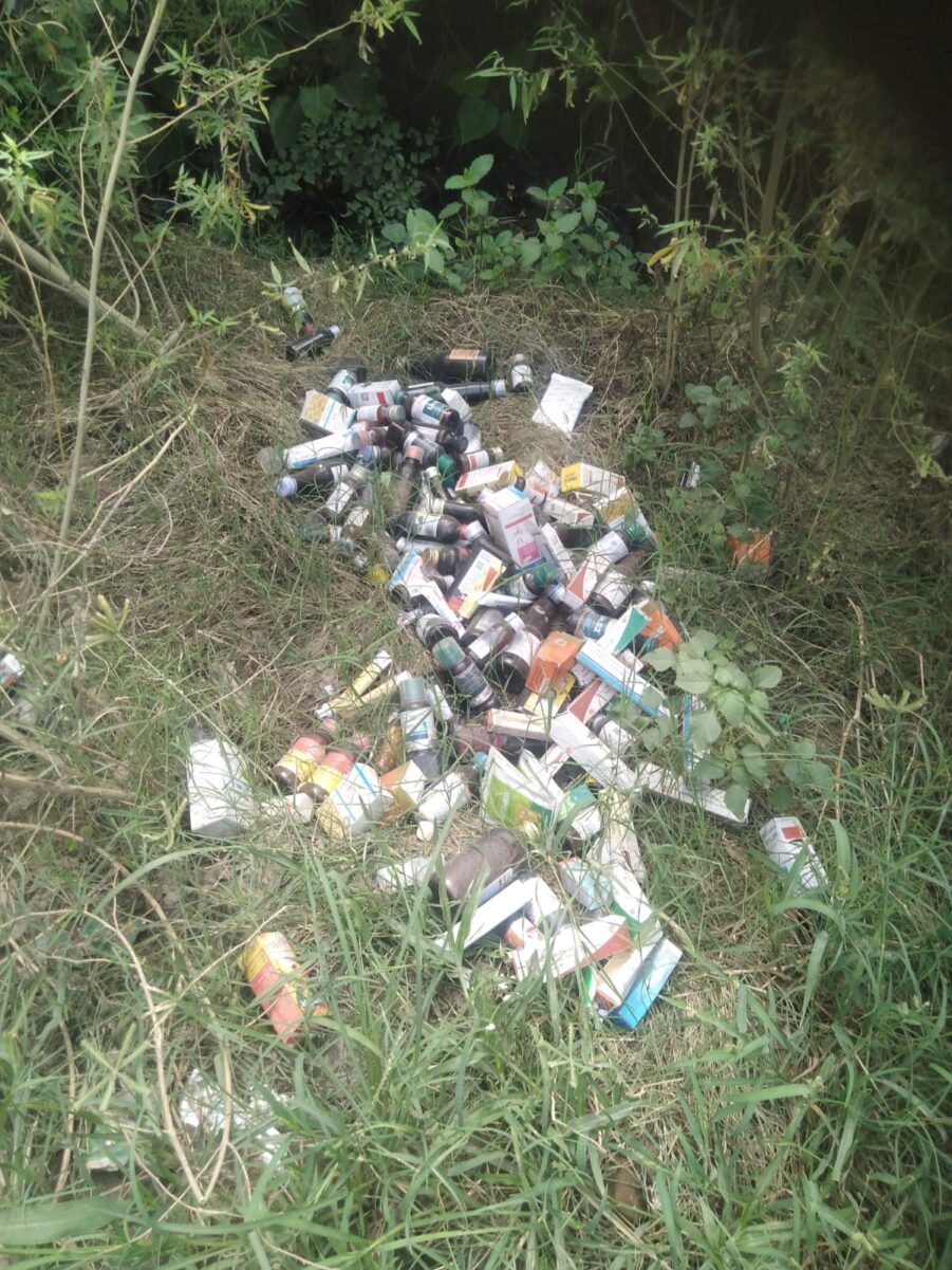 KAIMGANJ NEWS मजार के पास मौत का सामान! सड़क किनारे खुले में फेंकी मिली एक्सपायरी दवाइयां, मासूमों और बेजुबानों की जिंदगी से खिलवाड़ IMG 20260810 WA01761