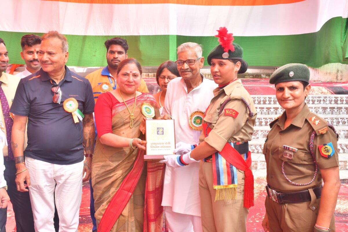KAIMGANJ NEWS तिरंगे की शान में झूमा शकुंतला देवी शिक्षण संस्थान, वीरों की गाथा ने जगाया राष्ट्रप्रेम का जज्बा IMG 20260815 WA0436