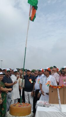 KAIMGANJ NEWS नवीन सब्जी मंडी में शान से लहराया तिरंगा, व्यापारियों ने गूंजाया भारत माता का जयघोष IMG 20260815 WA0561