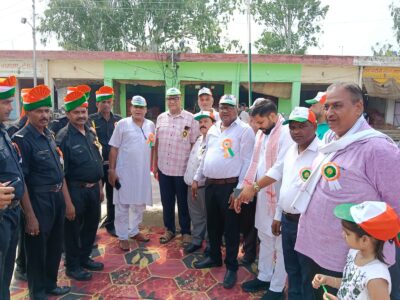 KAIMGANJ NEWS नवीन सब्जी मंडी में शान से लहराया तिरंगा, व्यापारियों ने गूंजाया भारत माता का जयघोष IMG 20260815 WA0562