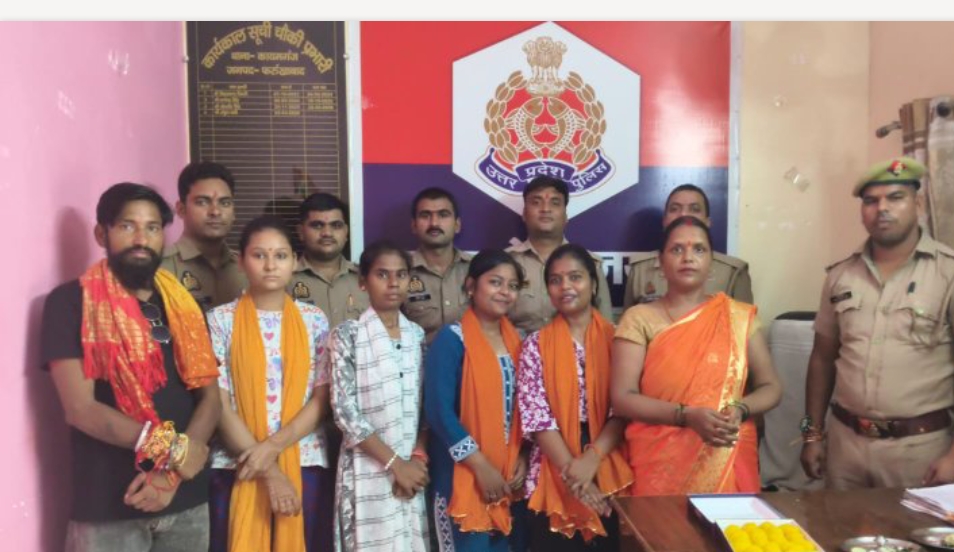 KAIMGANJ NEWS रक्षाबंधन पर मातृ शक्ति ने पुलिसकर्मियों और अधिवक्ताओं को बांधी राखी, लिया सेवा और सुरक्षा का संकल्प IMG 20260826 WA0220