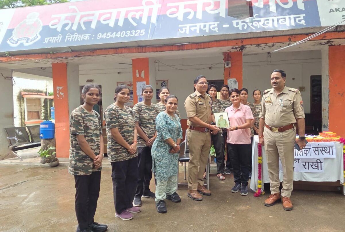 KAIMGANJ NEWS खाकी वाली राखी: पुलिसकर्मियों की कलाई पर सजा बहनों का स्नेह, सुरक्षा का बंधा विश्वास IMG 20260827 WA0251