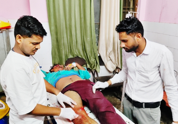 KAIMGANJ NEWS कावड़ यात्रा से लौट रहे युवक की बाइक डिवाइडर से टकराई, हालत गंभीर Picsart 26 08 03 13 31 03 762