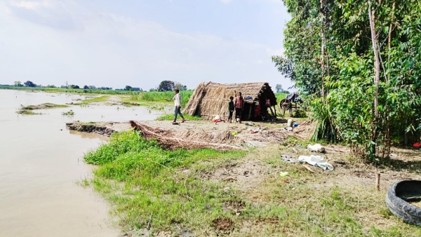Farrukhabad news गंगा का कहर! जटपुरा कैलिहाई में कटान से आधा दर्जन परिवारों पर मंडराया उजड़ने का खतरा Picsart 26 08 11 07 54 37 495
