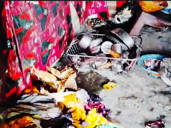 KAIMGANJ NEWS आधी रात को 'आग का तांडव': चूल्हे की चिंगारी से दहका घर, गृहस्थी जलकर खाक, चीख-पुकार के बीच बचीं जानें Picsart 26 08 25 16 29 40 977