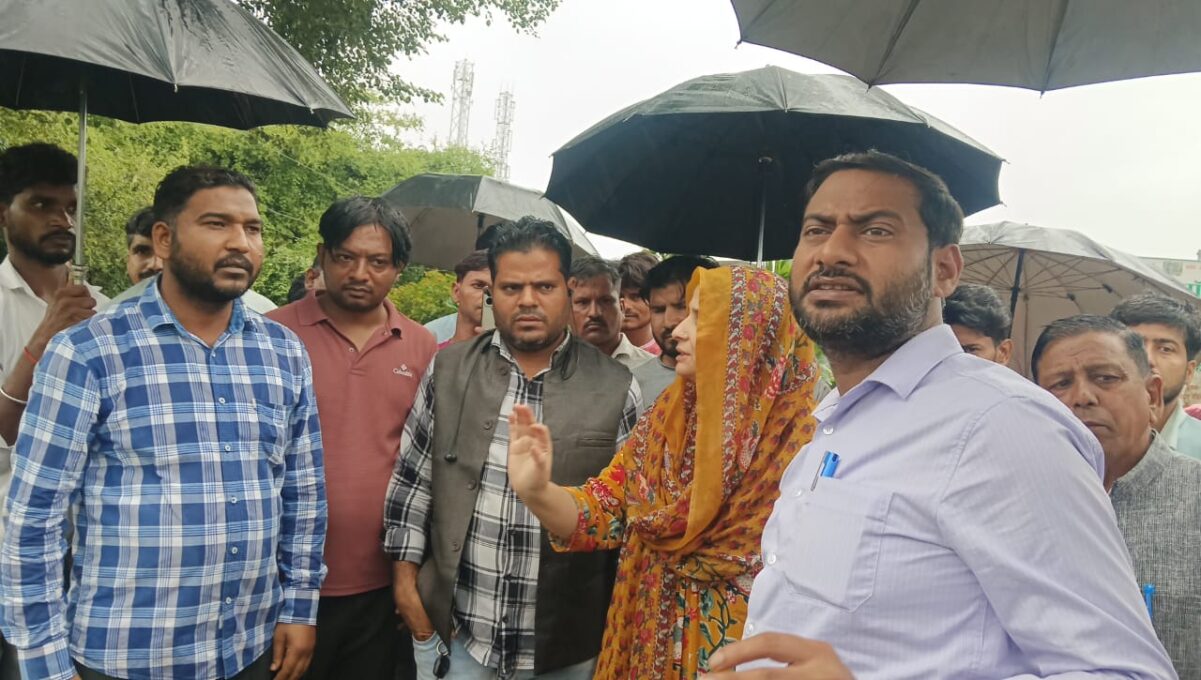 KAIMGANJ NEWS कायमगंज में ‘जलप्रलय’: 8 फीट गहरे पानी में डूबी व्यापारियों की जिंदगी, सिस्टम की नाकामी से पितौरा-कुबेरपुर में मची त्राहि-त्राहि! IMG 20260927 WA04401