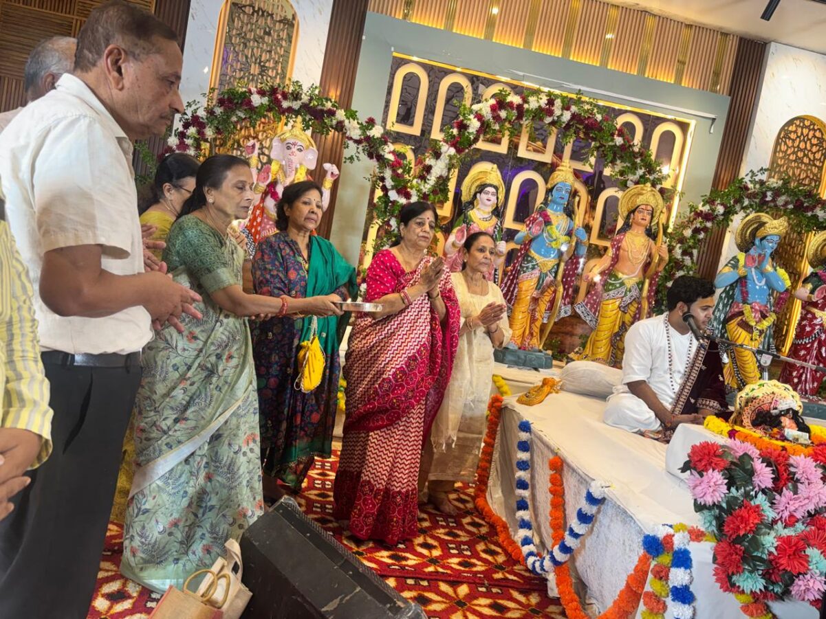 KAIMGANJ NEWS पितरों की पुण्य स्मृति में गूंजे भागवत के स्वर, भक्ति में डूबा कायमगंज IMG 20260929 WA0195