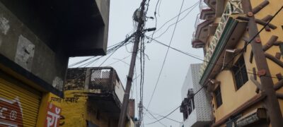 KAIMGANJ NEWS पहले कुत्ते की जान गई, फिर करंट से तड़पने लगा गोवंश विद्युत पोल में उतरा करंट, मोहल्ले में मचा हड़कंप—शिकायत के बाद बंद कराई गई आपूर्ति IMG 20260929 083144