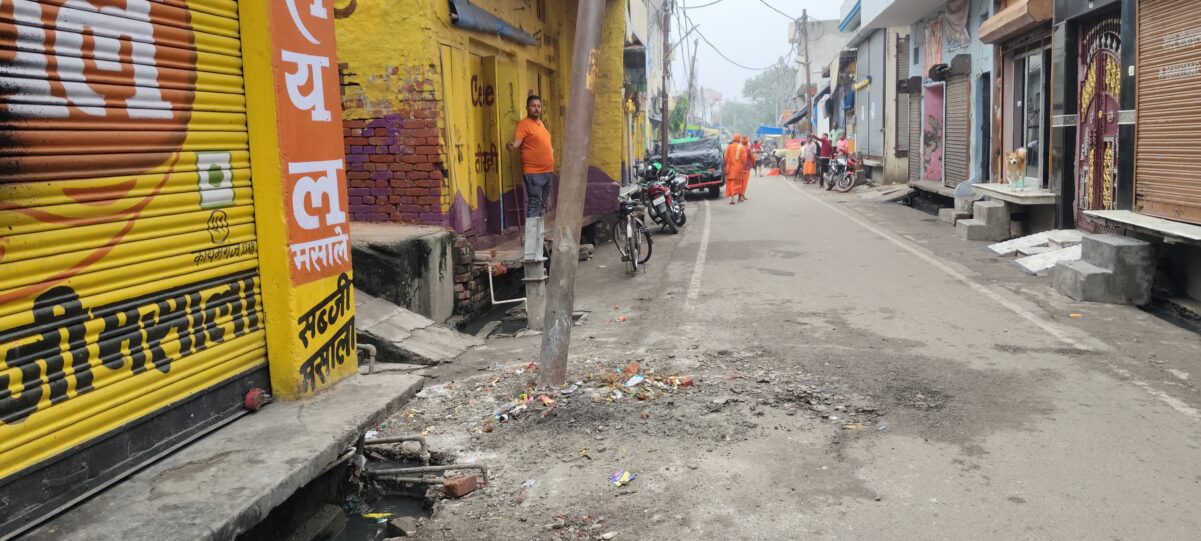 KAIMGANJ NEWS पहले कुत्ते की जान गई, फिर करंट से तड़पने लगा गोवंश विद्युत पोल में उतरा करंट, मोहल्ले में मचा हड़कंप—शिकायत के बाद बंद कराई गई आपूर्ति IMG 20260929 083146