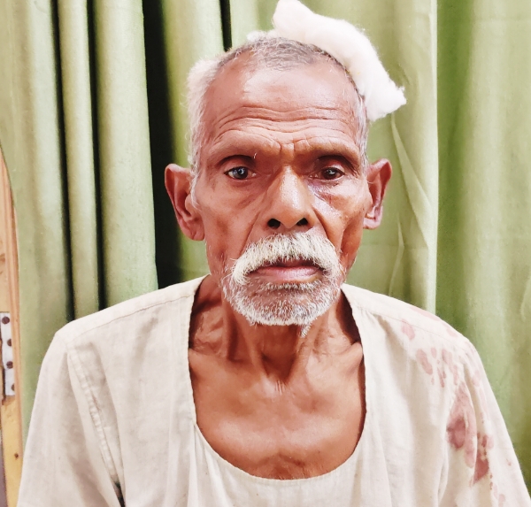 KAIMGANJ NEWS खेत की झोपड़ी में सो रहे 80 वर्षीय वृद्ध पर जानलेवा हमला, कुल्हाड़ी से वार कर किया लहूलुहान Picsart 26 09 04 10 32 08 996