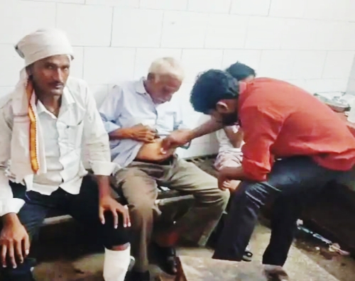 KAIMGANJ NEWS खेतों में बकरियां चरा रहे बुजुर्ग पर झपटा सियार, बचाने पहुंचे 13 वर्षीय नाती को भी बनाया निशाना Picsart 26 09 05 07 35 09 612