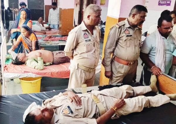KAIMGANJ NEWS तेज रफ्तार ई-रिक्शा ने पीआरडी जवान की बाइक में मारी जोरदार टक्कर, सड़क पर जा गिरे जवान Picsart 26 09 05 07 44 46 803