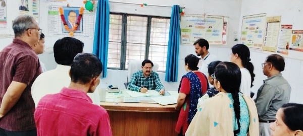 Farrukhabad news सीएमओ के औचक छापे से स्वास्थ्य महकमे में हड़कंप: ड्यूटी से नदारद मिले डॉक्टर और कर्मचारी, कटेगा वेतन, थमाया नोटिस Picsart 26 09 05 19 43 46 782
